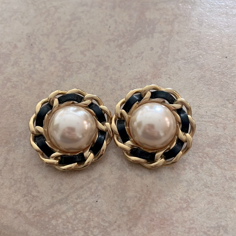 🤩Host Pick🤩 Classic French fashion clip on earrings